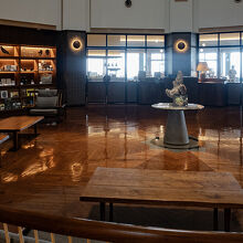 木材をふんだんに使用したロビー