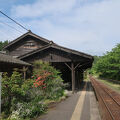 旅情を誘う無人駅の木造駅舎は国登録有形文化財です