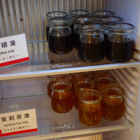 地下のラウンジの例。コーヒーなどゼリーもあった。自由にとれる