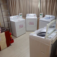 ラウンジ奥には洗濯機（有料）