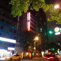 １０階建て。交通量の多い民生東路に面している。双連駅が徒歩圏