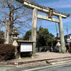 中山神社、大駐車場あり。