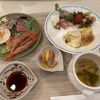大混雑の食事会場