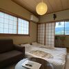 雄大な由布岳とローカル線が眺めつつ、猫とたわむれる最高な温泉宿