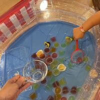 夏祭りフェアのゼリーすくい