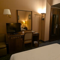 客室の様子。テレビの下に冷蔵庫あります。