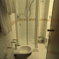 シャワーブース。出入り口は角。シャワーヘッド手持ち可能。