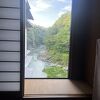 天竜峡を望む客室を備えた温泉ホテル