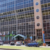 隣のビル内にスーパーマーケットが入ってます