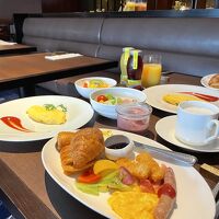 朝食は奥の扉が開き和洋が並び、オムレツはオーダー制