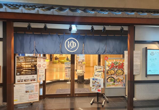 飛行機が飛び立つのもみえます