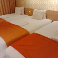 ベット３台で少し狭いです。