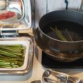 アスパラも食べ放題の朝ごはん