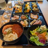 酢飯も用意されており、お好みの海鮮丼が作れます。ピザも美味