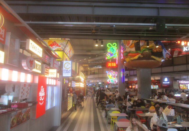 フードコートが３０店舗ほどありました