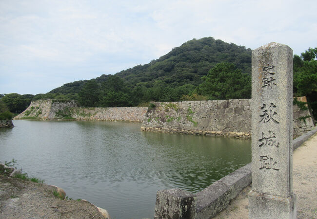 現在も石垣や堀が残っています