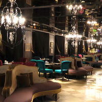 フロントに隣接するレストラン「Le Th&#233;」