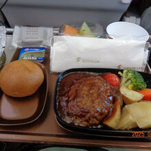 機内食は好きな方でした、飲み物と機内食を出すのが逆でした。