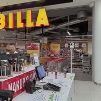 スーパーマーケット併設