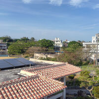目の前は野球部が有名な宜野座高校です。