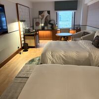 ツインルーム、枕が４つにクッションが1つ。