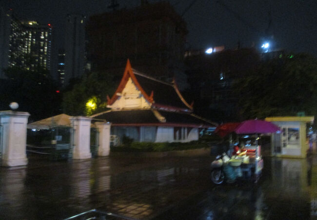 雷雨のベンチャシリ公園