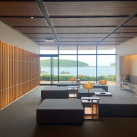 温泉施設のラウンジ