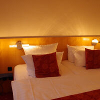 ベッドはそれほど広くありませんが、狭すぎることはありません