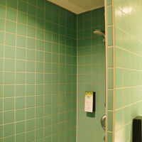 シャワーも可動式で快適ですがドア無のため多少の水ハネ覚悟です