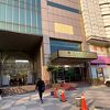 地下鉄老街渓駅、目の前高層雑居ビル内