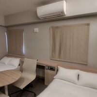 ベッドの間にテーブルがあり、広めの客室