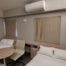 ベッドの間にテーブルがあり、広めの客室