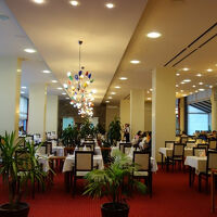 夕食のレストラン。朝食も同じ場所