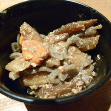 鶏ごぼう　少し甘めに味付けされていて美味しい