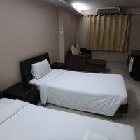 ベッドの他に窓際には大き目のソファーがあり部屋は広い