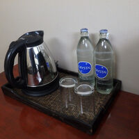 サービスに瓶のドリンクウォーターが２本