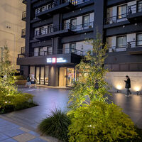 広めの道路に面しています。向かいは東横イン