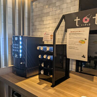 ロビーではドリンクサービスあり。時間限定で軽食サービスも。