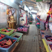 屋根付き通路は陽射しが無いので涼しく過ごせる