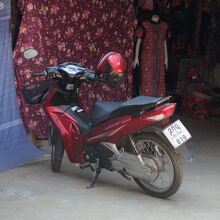 モン族の市場に停まっていたバイク....819
