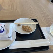 食べかけですが・・唐揚げと鶏飯のおにぎり、どちらも美味しい！