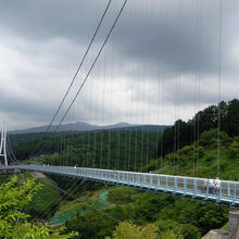 三島スカイウォーク。背景は箱根の山