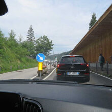 ゲート前の車列。