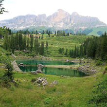 湖越しにカティナッチョも見える。