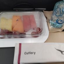 フルーツセットとお水にしました