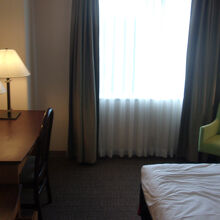 シングルルームでも広め