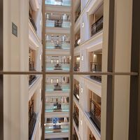 客室フロアの吹き抜け