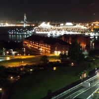 部屋から見た横浜ベイブリッジと飛鳥Ⅲ