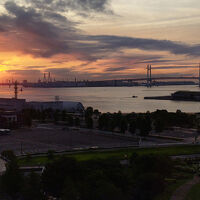 部屋から見た日の出と横浜ベイブリッジ