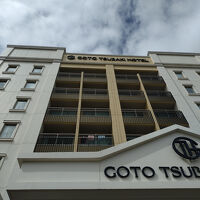 正面からみあげたところです。６階建て。